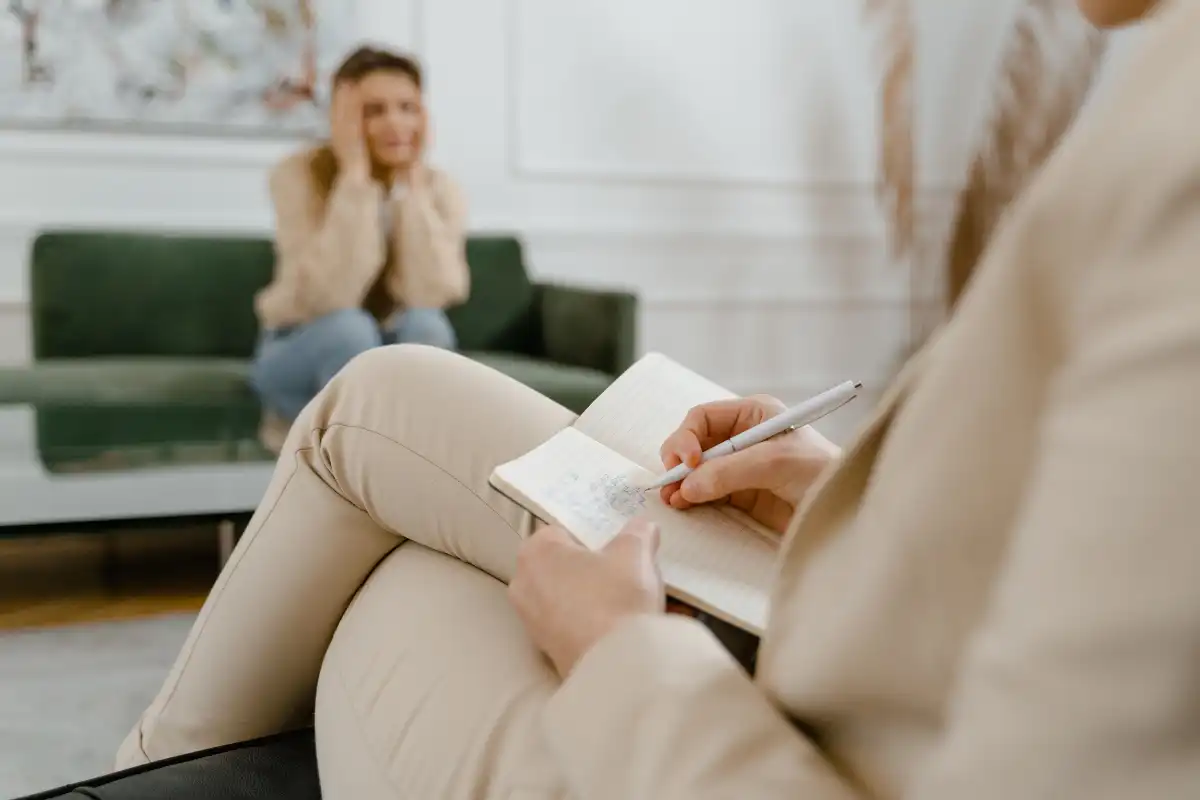 photo of a  psychotherapist and a woman suffering from anxiety in drug and alcohol rehab in menifee CA